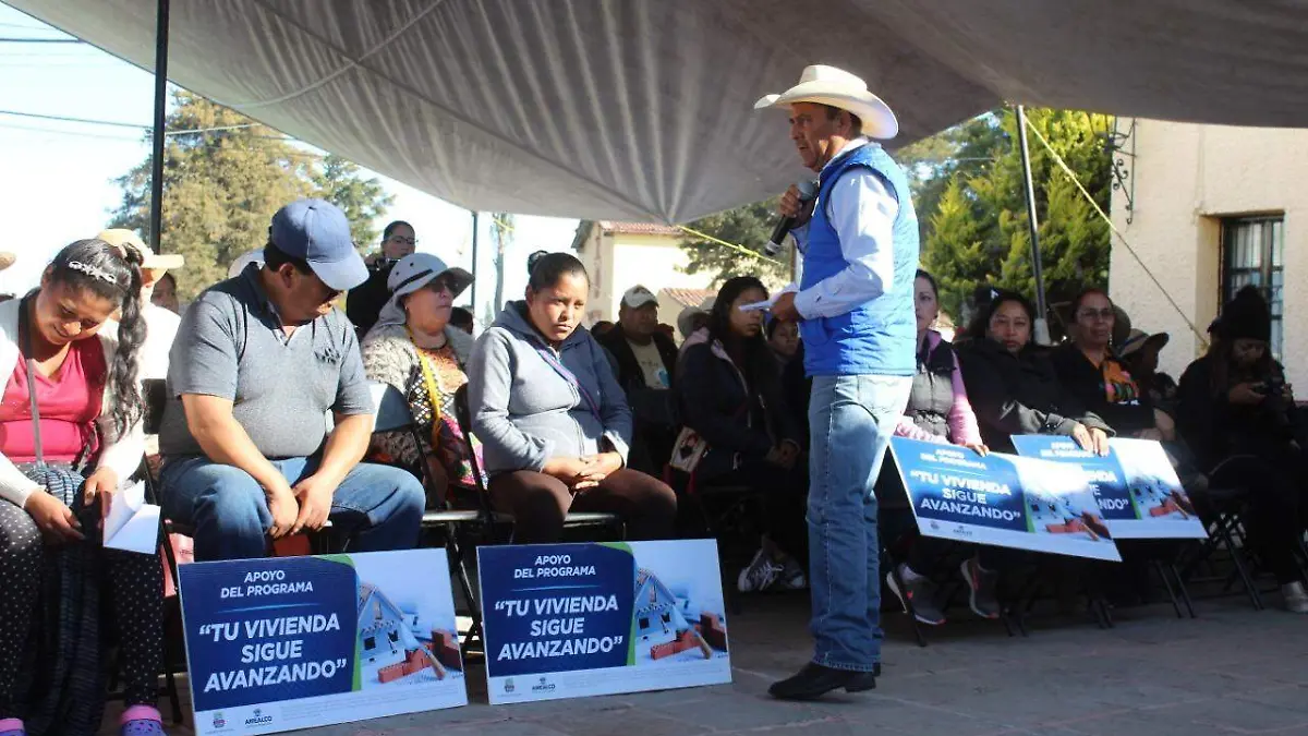 Beneficiarios hacen mejoras en sus hogares con los incentivos. Foto Gobierno Amealco.